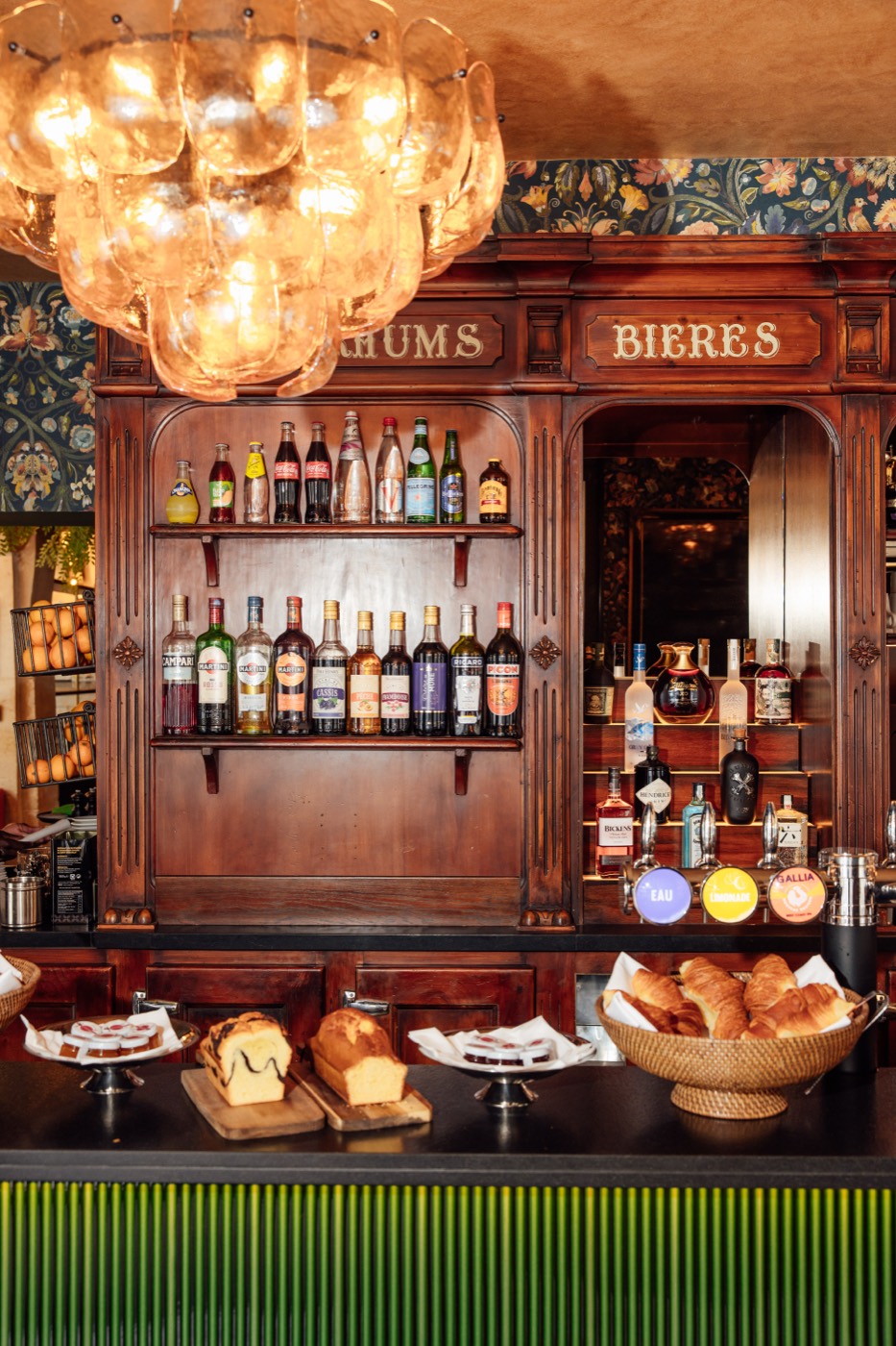 Le bar et son mur de bouteilles