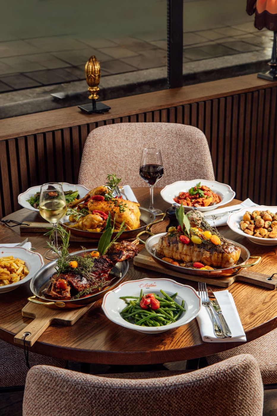 Les rôtis du dimanche chez Célestine : volaille dorée, agneau et légumes à partager
